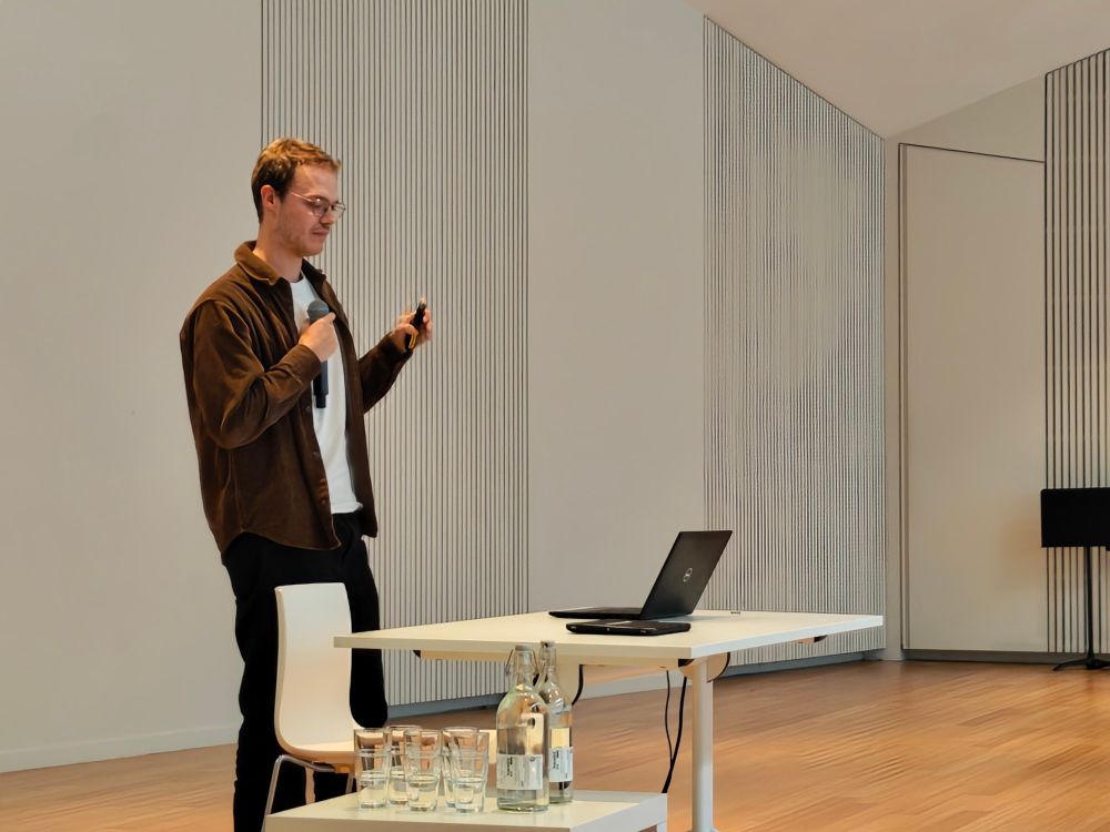 Robbe Devreese presenting his work at BePAc 2024
