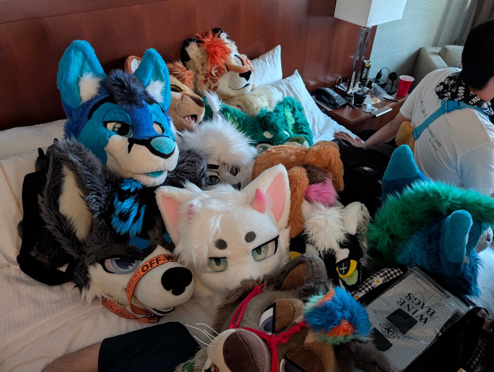 Fursuit head pileeeeeeeeeee
