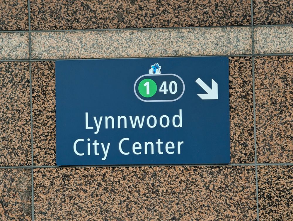 teg yapping sticker on a wayfinding sign indicating that the platform below goes to Lynnwood City Center