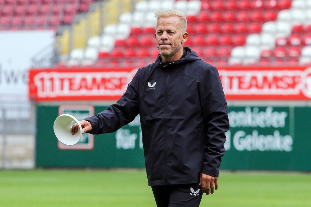 FCK-Trainer Markus Anfang auf dem Trainingsplatz