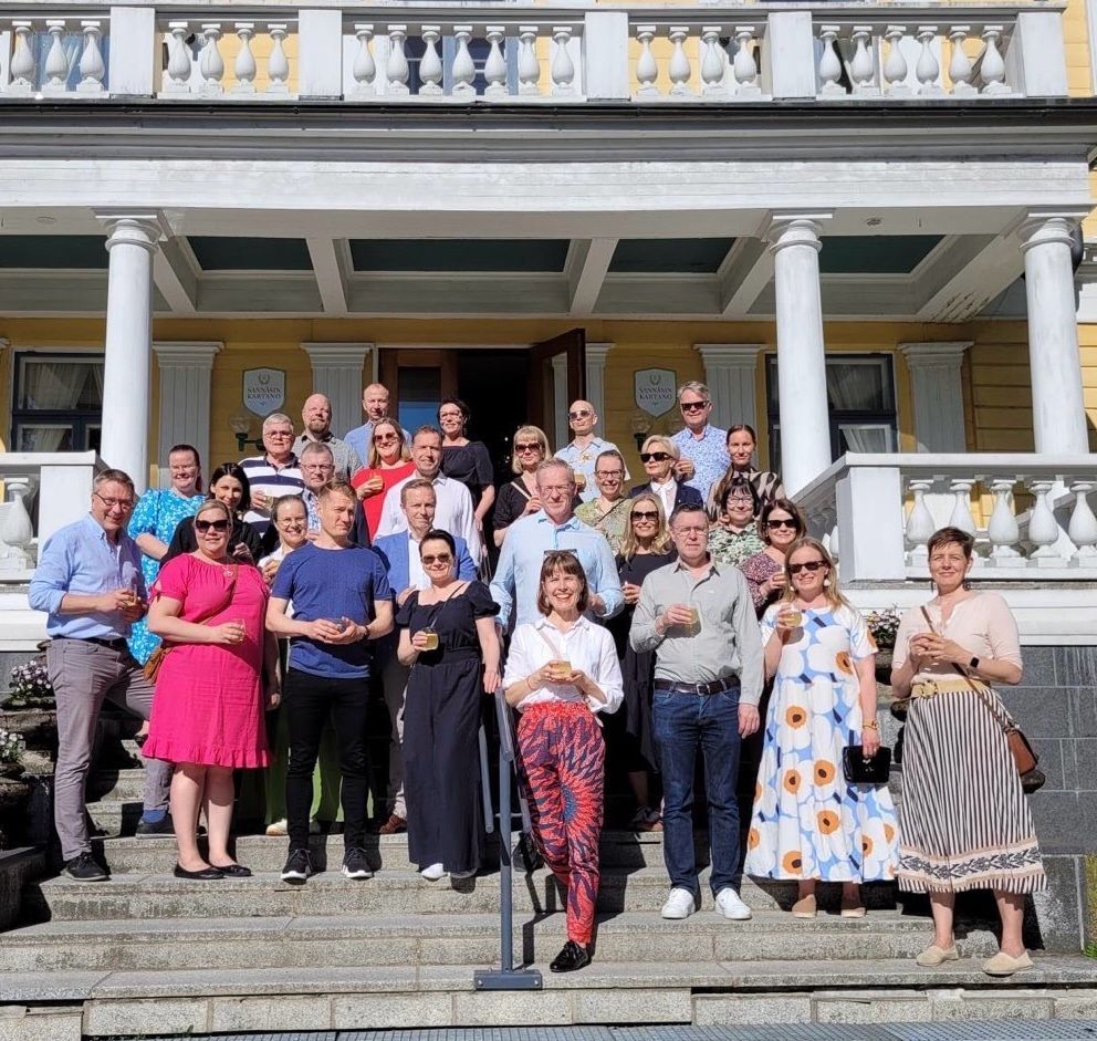 Uudistuja-johtamiskoulutuksen kurssin 20 ryhmäkuva Sannäsin kartanossa. Koulutuksen järjestää HAUS ja FCG valtion ja kuntien johtajille.
