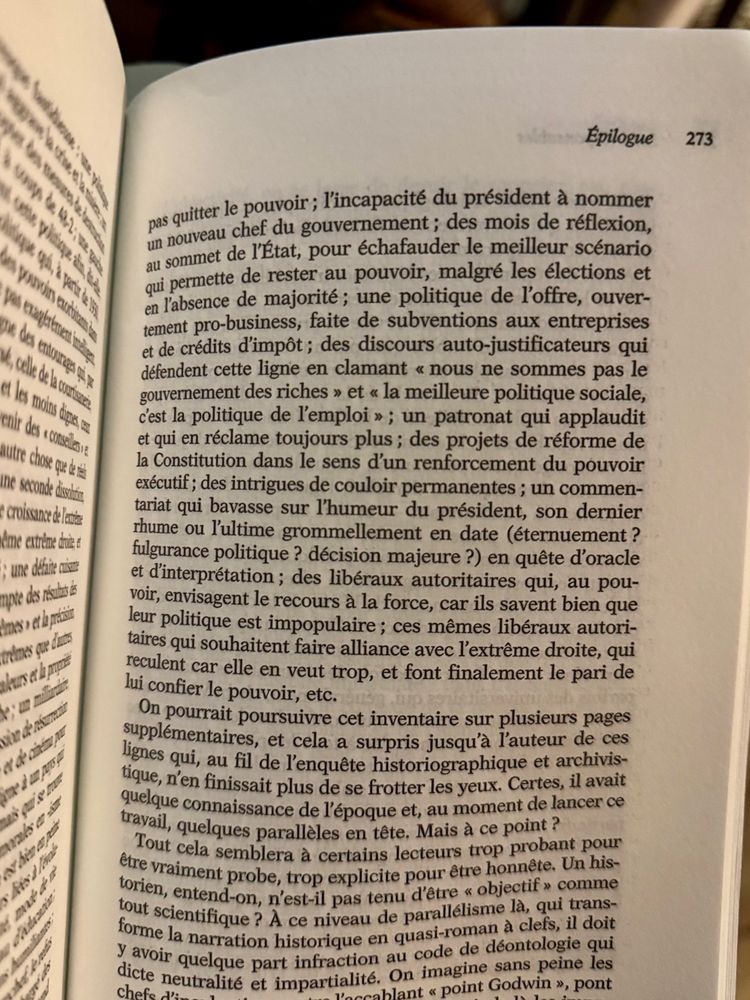 Le refus de tenir compte du résultat ; un gouvernement chargé des affaires courantes qui s'éternise; un chancelier qui n’entend pas quitter le pouvoir; l'incapacité du président à nommer un nouveau chef du gouvernement; des mois de réflexion, au sommet de l'État, pour échafauder le meilleur scénario qui permette de rester au pouvoir, malgré les élections et en l'absence de majorité; une politique de l'offre, ouvertement pro-business, faite de subventions aux entreprises et de crédits d'impôt; des discours auto-justificateurs qui défendent cette ligne en clamant « nous ne sommes pas le gouvernement des riches » et « la meilleure politique sociale,
'est la politique de l'emploi»; un patronat qui applaudit et qui en réclame toujours plus; des projets de réforme de la Constitution dans le sens d'un renforcement du pouvoir exécutif; des intrigues de couloir permanentes; un commen-tariat qui bavasse sur l'humeur du président, son dernier rhume ou l'ultime grommellement en date (éternuement ? fulgurance politique? décision majeure ?) en quête d'oracle et d'interprétation; des libéraux autoritaires qui, au pou-voir, envisagent le recours à la force, car ils savent bien que leur politique est impopulaire; ces mêmes libéraux autoritaires qui souhaitent faire alliance avec l'extrême droite, qui reculent car elle en veut trop, et font finalement le pari de lui confier le pouvoir, etc.