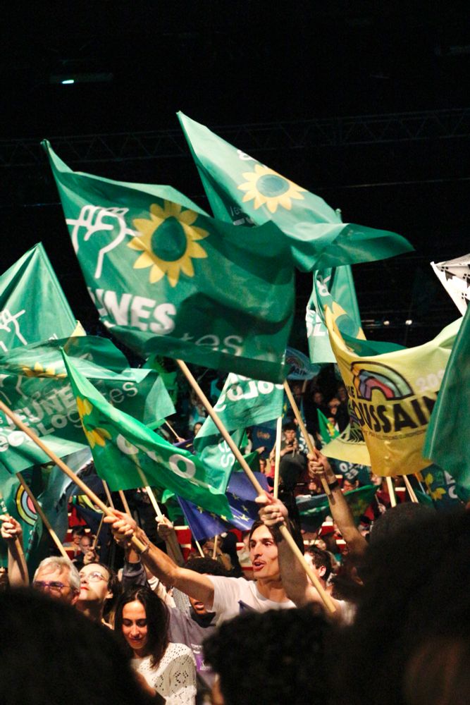 Drapeaux des jeunes écolos en meeting 