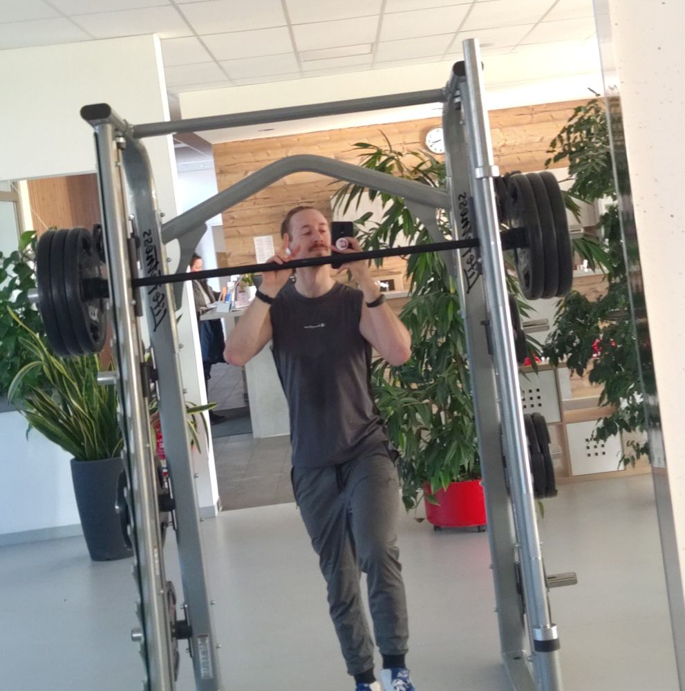 Spiegelselfie stehend von mir mit der Langhantel auf ca Kopfhöhe