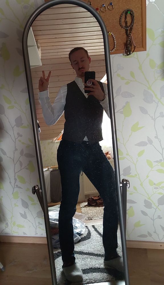 Spiegelselfie in Weste und schickem Hemd
