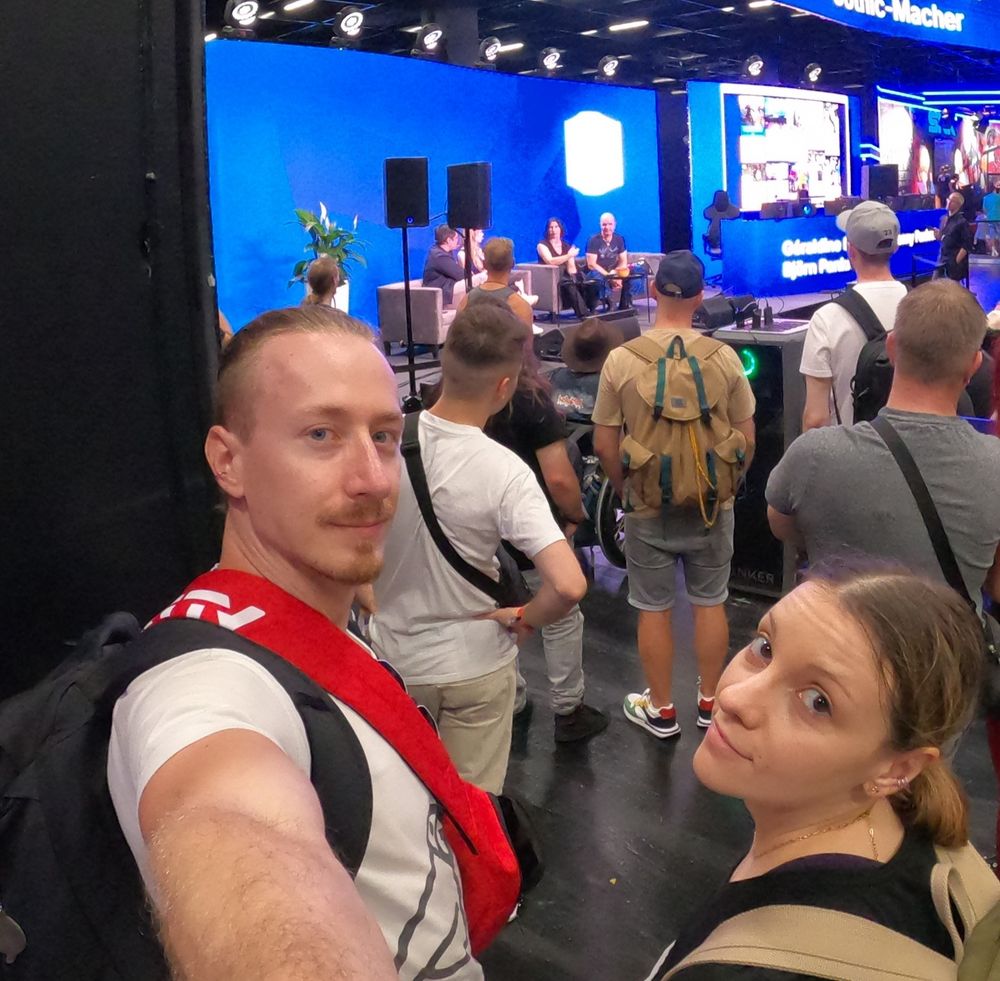 Selfie von Madame und mir. Im Hintergrund läuft ein Gamestar Talk von Geraldine mit den Gothic Devs Björn und Jenny Pankratz