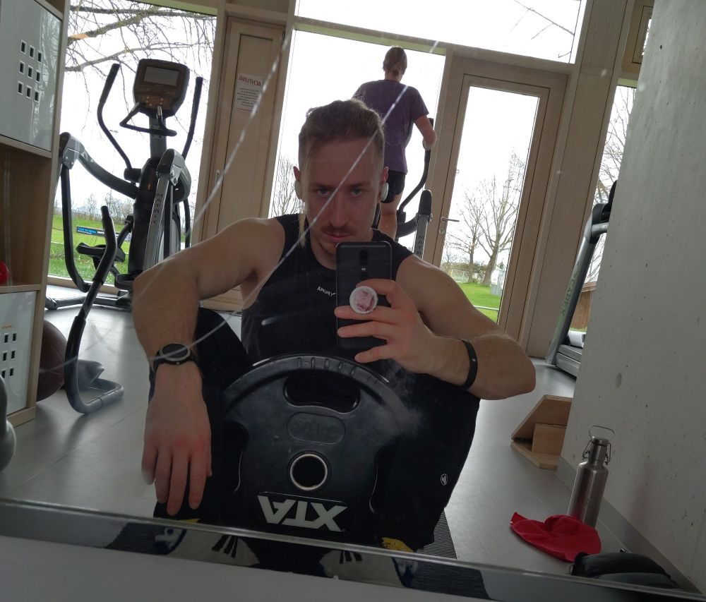 Spiegelselfie während der letzten Satzpause Crunches mit Zusatzgewicht von 20kg