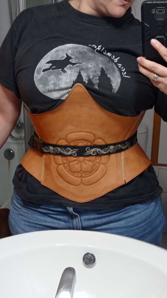Same corset wrapped in the same belt, but instead of the mannequin, put on myself, to test the fitting, appearing and comfortability