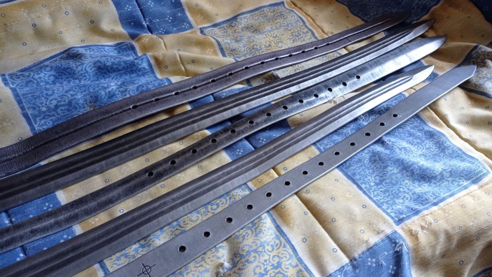 Comparative pic of the blade/straps of the Théoden swordbelts surrounded by all the swordbelts I have at home (Xena's, Warrior Nun's and the celtic inspired one) to appreciate the different tones and effects with the silver and dark acrylic paintings, as well as the volumes and textures