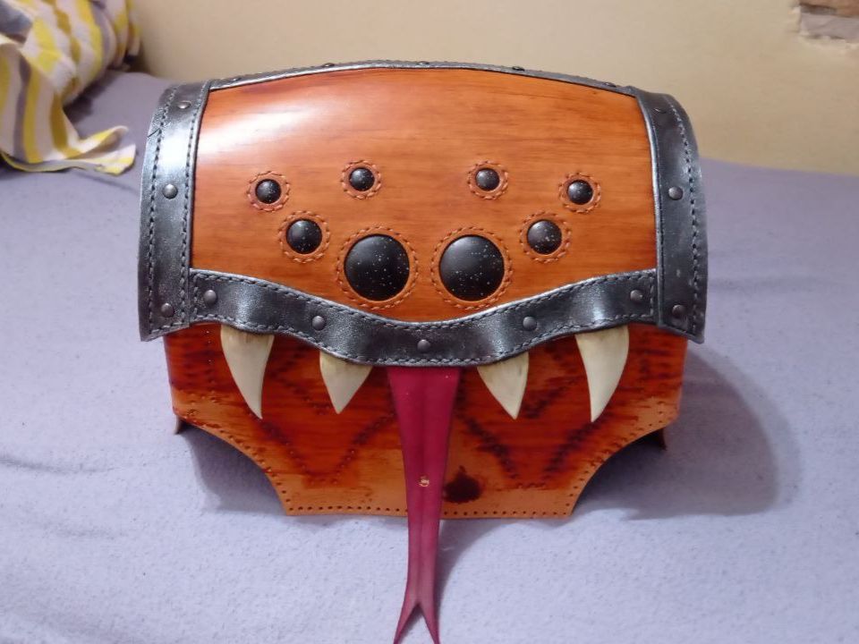 Front pic of the lid of the chest on top of the inner part of the body/box. Both lateral "metal" bands are stitched