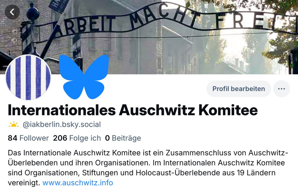 Das Internationale #Auschwitz Komitee zieht sich mit sofortiger Wirkung von der Nutzung des social media Kanals X zurück und wird zukünftig über den Anbieter Bluesky (https://bsky.app) kommunizieren. 
Hierzu betonte in Berlin Christoph Heubner, der Exekutiv Vizepräsident des Komitees: 
"Überlebende des #Holocaust empfinden die toxische Weltinterpretation von @elonmusk und seine #Demokratieverachtung sowie den nicht nur #antisemitischen #Hass, der sich auf X immer mehr ausbreitet, als zunehmend bedrohlich. Sie möchten nicht länger Teil einer Kommunikationsmaschinerie sein, in der verbale Gewalt, Zynismus und Lüge immer dreister und alltäglicher werden."

https://auschwitz.info/de/presse/pressemitteilungen/presseinfo-einzeln/lesen/internationales-auschwitz-komiteee-zieht-sich-von-social-media-plattform-x-ehemals-twitter-zurueck.html