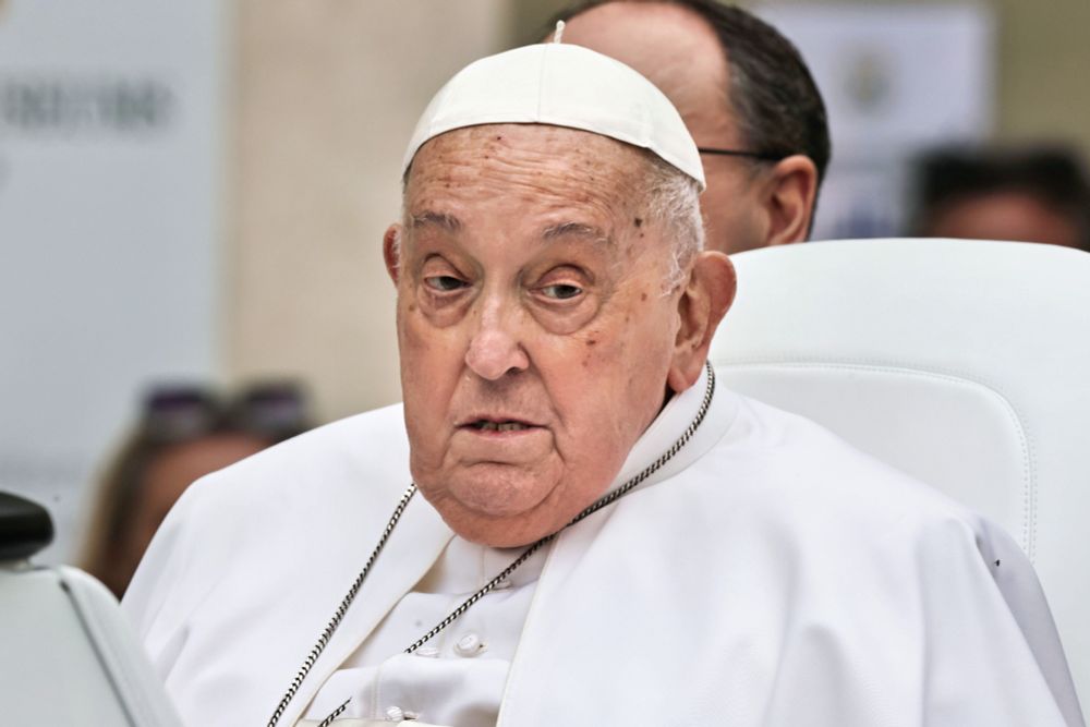 20. April 2025 - Vatikanstadt. PAPST FRANZISUS auf dem Segensbalkon während des Ostersegens Urbi et Orbis. Nach der Segnung begrüßte Papst Franziskus die Gläubigen auf dem Petersplatz zur Ostermesse, indem er eine Fahrt mit dem Papamobil unternahm. Foto: IMAGO / ZUMA Press Wire

https://www.auschwitz.info/de/presse/pressemitteilungen/presseinfo-einzeln/lesen/auschwitz-ueberlebende-in-aller-welt-verabschieden-sich-von-papst-franziskus-3146.html