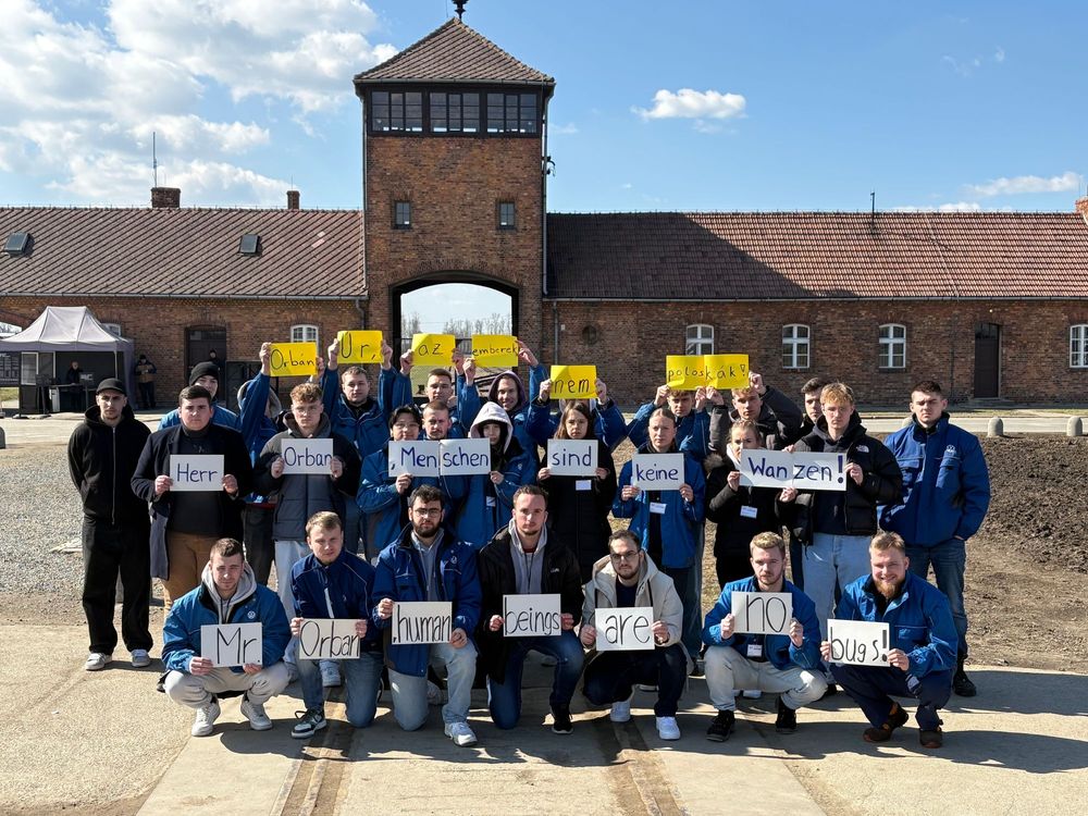 VW-Auszubildende aus Hannover, Emden, Osnabrück und Poznan protestieren vor dem Eingang des KZ Auschwitz-Birkenau gegen den ungarischen Ministerpräsidenten Viktor Orban. Er hatte politische Gegner als „Wanzen“ beschimpft. Das Internationale Auschwitz Komitee kritisierte die Äußerungen scharf. „Überlebende des Holocaust sind entsetzt und empört über die hasserfüllten Angriffe und Androhungen, die Viktor Orban seinen politischen Gegnern entgegenschleudert“, erklärte der Exekutiv-Vizepräsident des Komitees, Christoph Heubner, in der Gedenkstätte Auschwitz.
Foto: IAK Berlin