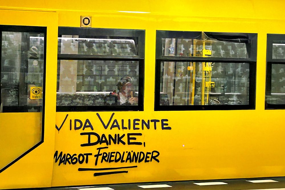 Ein gelber Berliner U-Bahn-Wagen trägt die Worte „Vida valiente“ – mutiges Leben. Darunter: „Danke, Margot Friedländer.“ Eine Hommage an eine Frau, die mit Mut, Würde und unerschütterlicher Menschlichkeit dem Grauen des Holocaust entgegentraten ist – und bis ins hohe Alter für Erinnerung und Versöhnung kämpfte. „Vida valiente“ – ein mutiges Leben. Ein Vermächtnis, das weiterfährt. Foto: Autor unbekannt.

Info zur Sonntags-Matinee zu Ehren von Margot Friedländer: auschwitz.info
