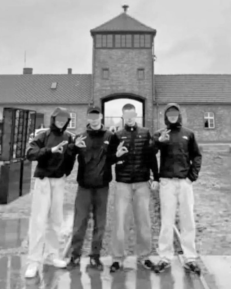 Im Rahmen einer Bildungsfahrt stehen vier Jungen vor dem Eingang der KZ-Gedenkstätte in Auschwitz-Birkenau und zeigen den in der Neonazi-Szene häufig verwendeten White-Power-Gruß. Die Szene lud einer der jungen Rechtsextremen in seiner Instagram-Story hoch. Foto: The Times, Instagram

https://www.auschwitz.info/de/presse/pressemitteilungen/presseinfo-einzeln/lesen/schulverweis-nach-white-power-gruss-in-auschwitz-3183.html