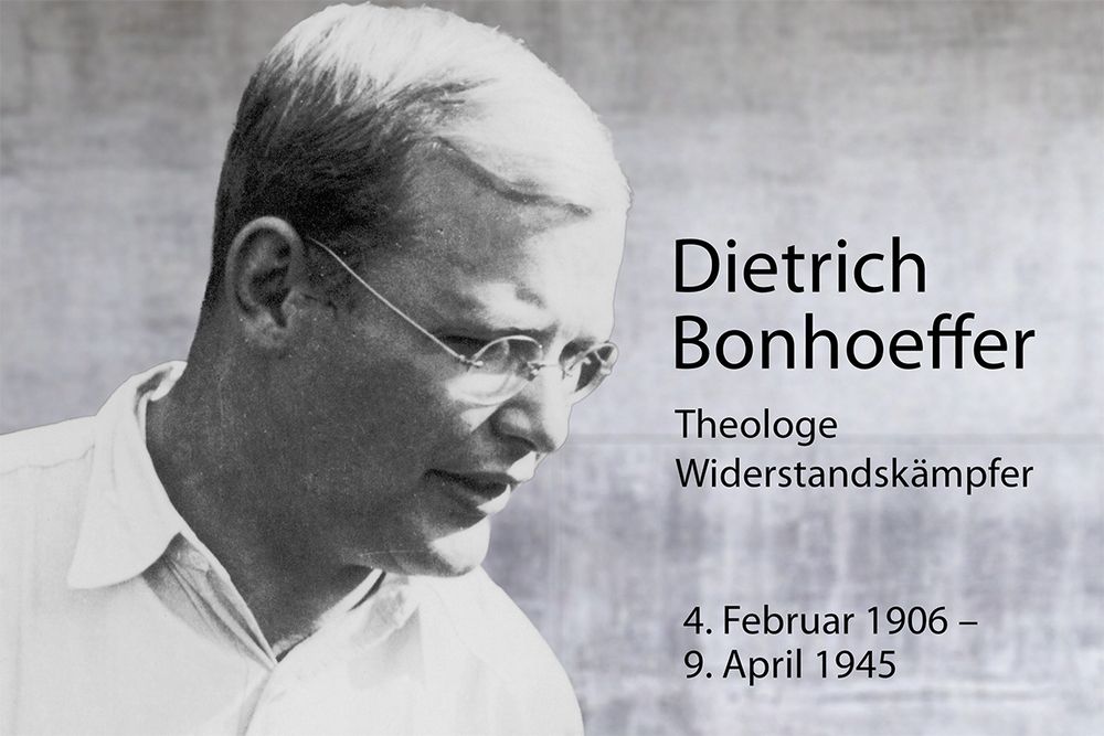 https://www.auschwitz.info

Dietrich Bonhoeffer, August 1935. Bild: dietrich-bonhoeffer.net, Collage: KGS IAK Berlin



Weltweit gedenken in diesen Tagen Holocaust-Überlebende des deutschen Theologen und Widerstandskämpfers Dietrich Bonhoeffer, der noch am 9. April 1945 -zwei Wochen vor der Befreiung des Lagers- auf ausdrücklichen Befehl Adolf Hitlers im KZ Flossenbürg ermordet wurde.

Hierzu betonte während eines Aufenthaltes in der Gedenkstätte Auschwitz Christoph Heubner, der Exekutiv-Vizepräsident des Internationalen Auschwitz Komitees:

"Überlebende des Holocaust gedenken Dietrich Bonhoeffers mit Zuneigung und Hochachtung. Sein Mut und seine Klarheit im Widerstand gegen Hitler und dessen Vollstrecker bedeuten ihnen ebensoviel wie das Mitgefühl und die Solidarität, die er den jüdischen Familien vom Anbeginn ihrer Ausgrenzung und Verfolgung an öffentlich entgegengebracht hat. Die Kraft und die Hoffnung, die Dietrich Bonhoeffer in seinem Widerstand getragen haben, leuchten bis heute gegen die Dummheit und Dunkelheit von neuem rechtsextremem Haß und Antisemitismus."

