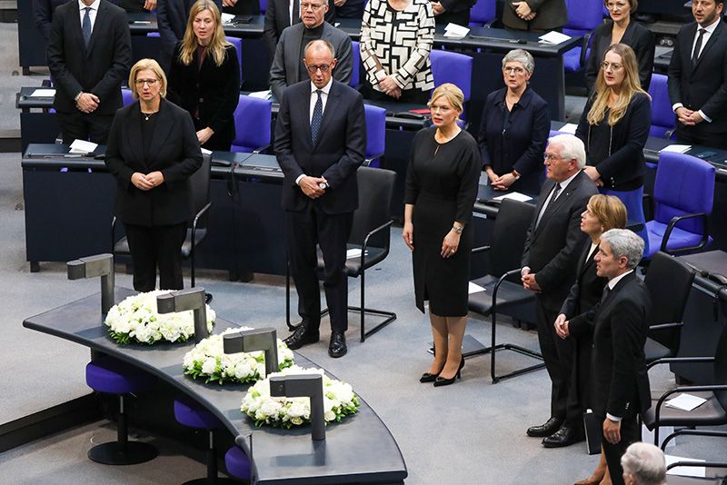 Berlin, 8.5.2025: Gedenkstunde des Deutschen Bundestages zum 80. Jahrestag des Endes des Zweiten Weltkrieges in Europa. von links: Anke Rehlinger, Friedrich Merz, Julia Klöckner, Frank Walter Steinmeier, Elke Büdenbender und Prof. Dr. Stephan Harbarth bei der Gedenkstunde des Deutschen Bundestages in Berlin. Foto: Imago/Matthias Gränzdörfer

https://www.auschwitz.info/de/presse/pressemitteilungen/presseinfo-einzeln/lesen/gedektag-zum-80-jahrestag-der-befreiung-europas-3155.html