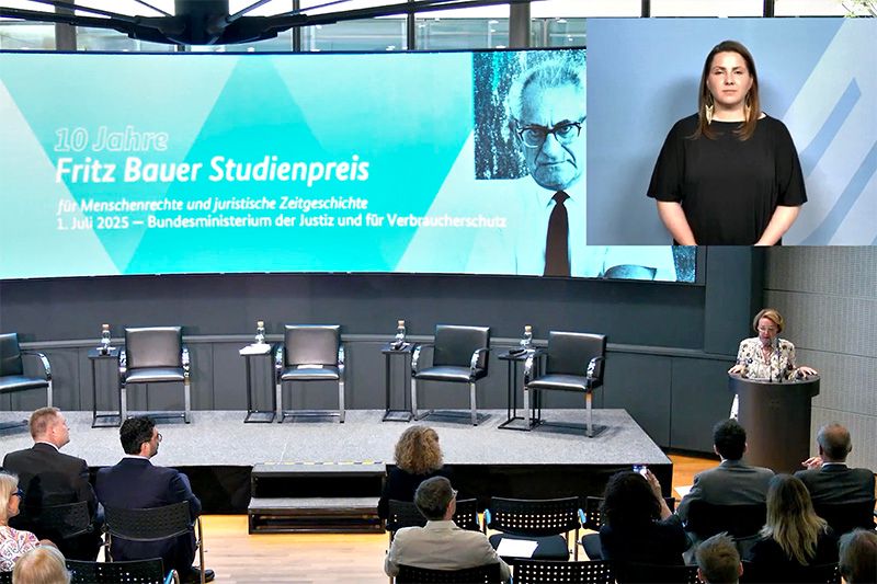 Berlin, 1.7.2025: Rede der Präsidentin des Internationalen Auschwitz Komitees), Dr. Eva Umlauf, bei der Verleihung des Fritz Bauer Studienpreises für Menschenrechte und juristische Zeitgeschichte 2025 im Bundesministerium der Justiz und für Verbraucherschutz (BMJV). Foto: Screenshot der Video-Aufzeichnung des BMJV.

https://www.auschwitz.info/de/aktuelles/meldungen/artikel/lesen/verleihung-des-fritz-bauer-studienpreises-fuer-menschenrechte-und-juristische-zeitgeschichte-3190.html