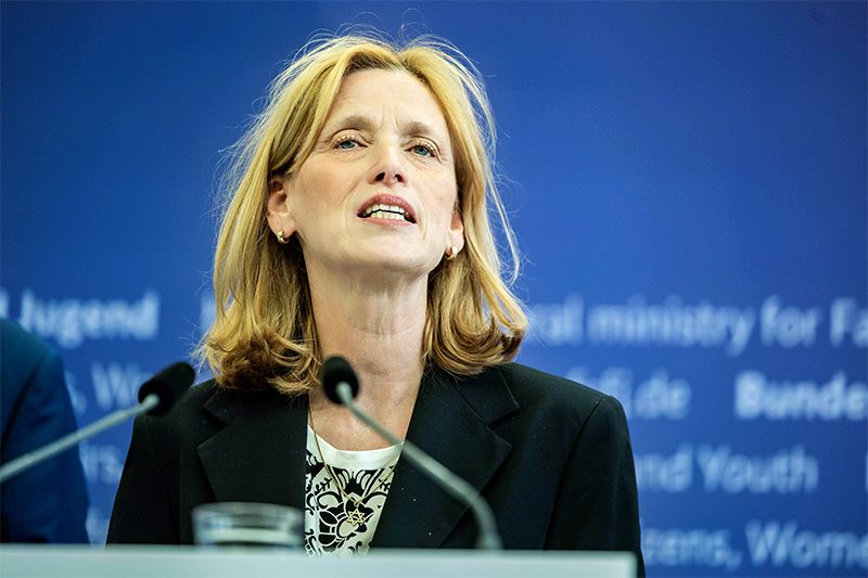 Karin Prien, Bundesministerin für Bildung, Familie, Senioren, Frauen und Jugend fordert für Schülerinnen und Schüler Pflichtbesuche in KZ-Gedenkstätten einzuführen. Foto: IMAGO/Revierfoto

https://auschwitz.info/de/presse/pressemitteilungen/presseinfo-einzeln/lesen/bildungsministerin-prien-fordert-pflichtbesuche-in-kz-gedenkstaetten-fuer-schuelerinnen-und-schueler.html