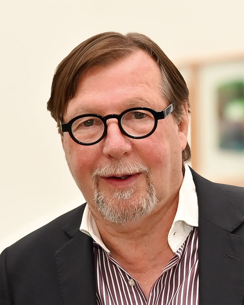 Zitat von Christoph Heubner in der Jüdischen Allgemeinen:

Überlebende des Holocaust haben auch diese Bundestagswahl mit besonderem Interesse verfolgt. Der massive Stimmenzuwachs der AfD schmerzt und besorgt sie sehr. Dass in Deutschland jemals wieder einer rechtsextremen Partei, die in ihren Reihen nicht nur einen Nazi beherbergt, das Attribut "Volkspartei" zuwächst, war und ist für sie schwer vorstellbar und kaum erträglich. Und dennoch vertrauen sie immer noch darauf, dass die große Mehrheit der Deutschen keinen Staat will, in dem die Demokratie ausgehöhlt und mit Taten und Worten an den Pranger gestellt wird. Alle demokratischen Parteien sind nach dieser Wahl dringend  aufgefordert, ihre politische Gestaltungsmacht zu nutzen, um Hass und Antisemitismus zu bekämpfen und in ihrer Argumentation nicht weiter den antidemokratischen und hetzerischen Narrativen der AfD nachzulaufen.

https://www.auschwitz.info