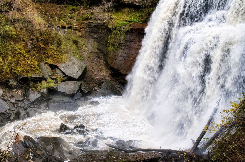 Sony a6400, Sigma 18-50mm lens, F/10, 1/60s, ISO-100, 36mm. Lots of stairs around this place, so you can view from different angles. I handled them well at 73; if I can do it, most of you can, too. 