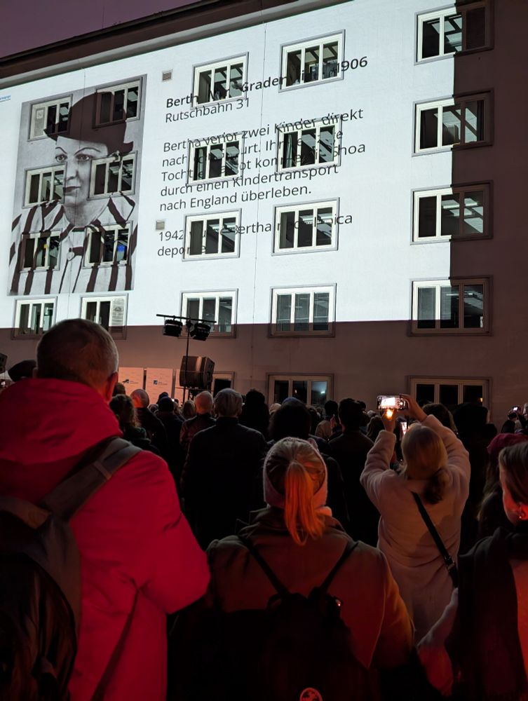 Fotos von jüdischen Nachbarn
auf dem Bunker im Grindelviertel.