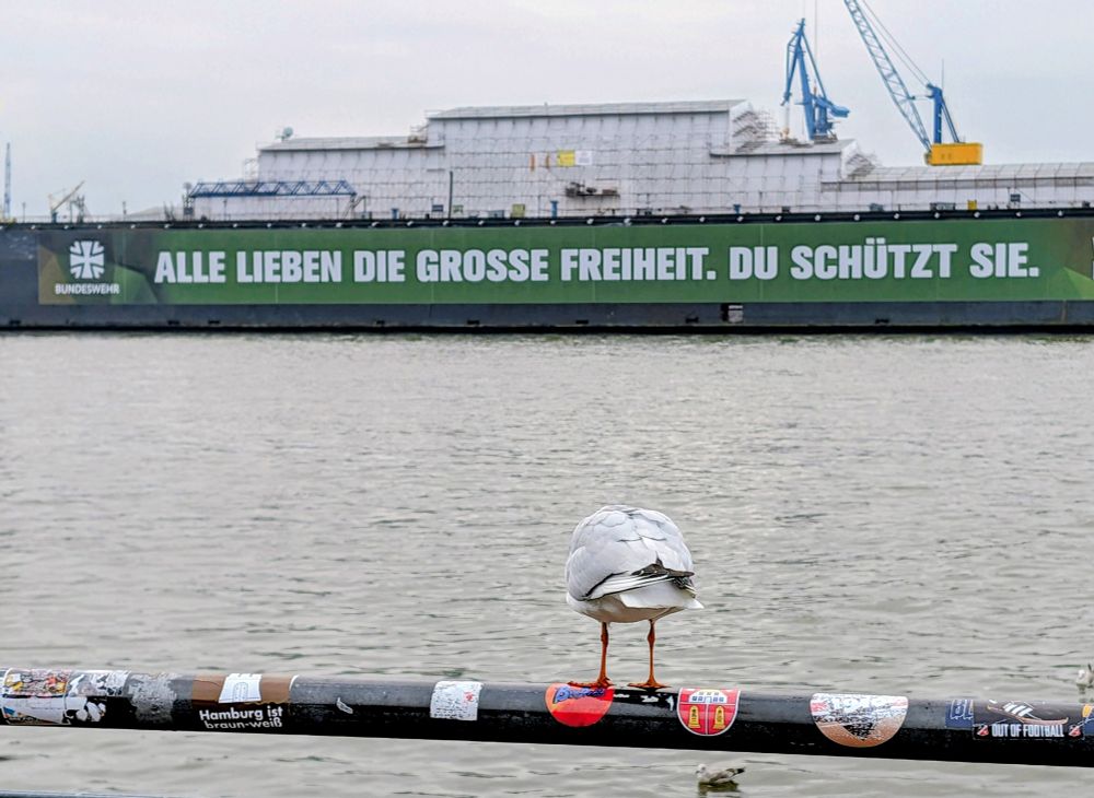 Wording auf dem Dock am Fischmarkt 

ALLE LIEBEN DIE GROSSE FREIHEIT.
DU SCHÜTZT SIE.

Hamburg 