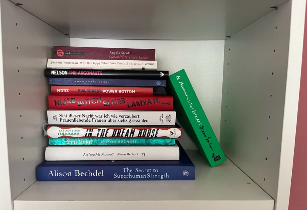 Sachbücher:
Alison Bechdel: Fun Home, Are you my Mother? The Secret to Superhuman Strength
Carmen Maria Machado: In the dream house
Corinne Rufli: Seit dieser einen Nacht war ich…
Lamya H.: Hijab Butch Blues
Evan Tepest: Power Bottom 
Maggie Nelson: Bluets, The Argonauts
Jeanette Winterson: Why happy when you could be normal
Angela Steidele: Geschichte einer Liebe
Diana Souhami: No Modernism without Lesbians