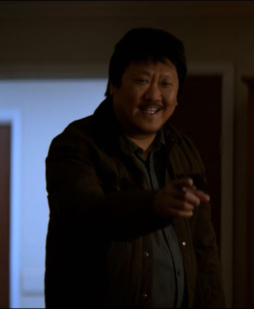 benedict wong as da shi from 3 bidy problem pointing the finger