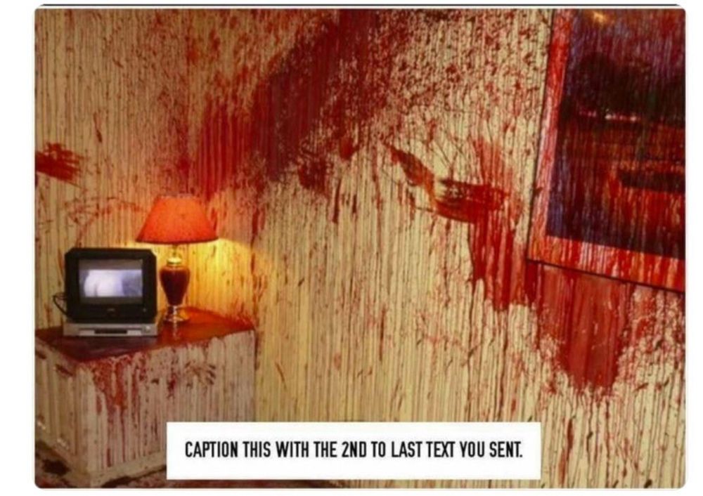 ein raum mit nem kleinem Fernseher lampe & bild an der wand & überall ist rote farbe/blut verschmiert. es steht
»caption this with the 2nd to last text you sent« unten am rand