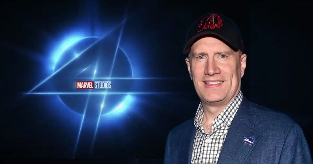 Imagen en la que vemos a la izquierda un 4 con Marvel Studios y a la derecha a Kevin Feige. Es posible que la gente no pueda distinguirlos pero nosotros os ayudamos:

1) El 4 es en azul y Feige lleva una chaqueta azul. Pero el color general de Feige es 'rosita cocido'.
2) El 4 tiene en su centro un cartel que pone Marvel Studios. Feige no, tiene una gorra con el logo de la A de los Avengadores. Claramente algo distinto.
3) El 4 está hecho con líneas, líneas que hace que recuerde a una A que se ha movido un poco. Feige tiene más redondeces. Hasta orejas. El 4 no tiene orejas.
4) El 4 tiene de fondo una especie de círculo como de un eclipse que emite luz. Lo único redondo y azul de Feige son sus ojos, pero no se ve ninguna luz en ellos. 
