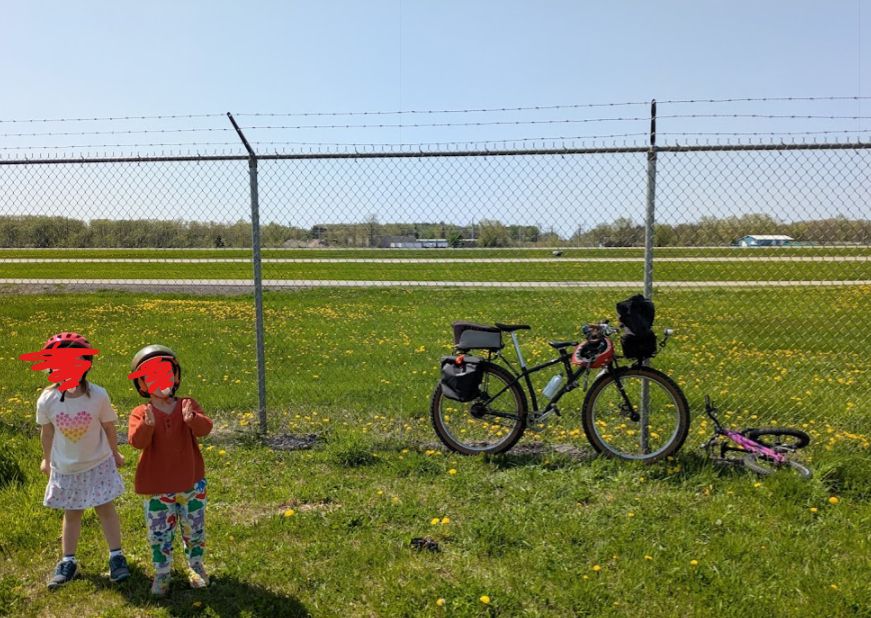 kids at an airport watching planes