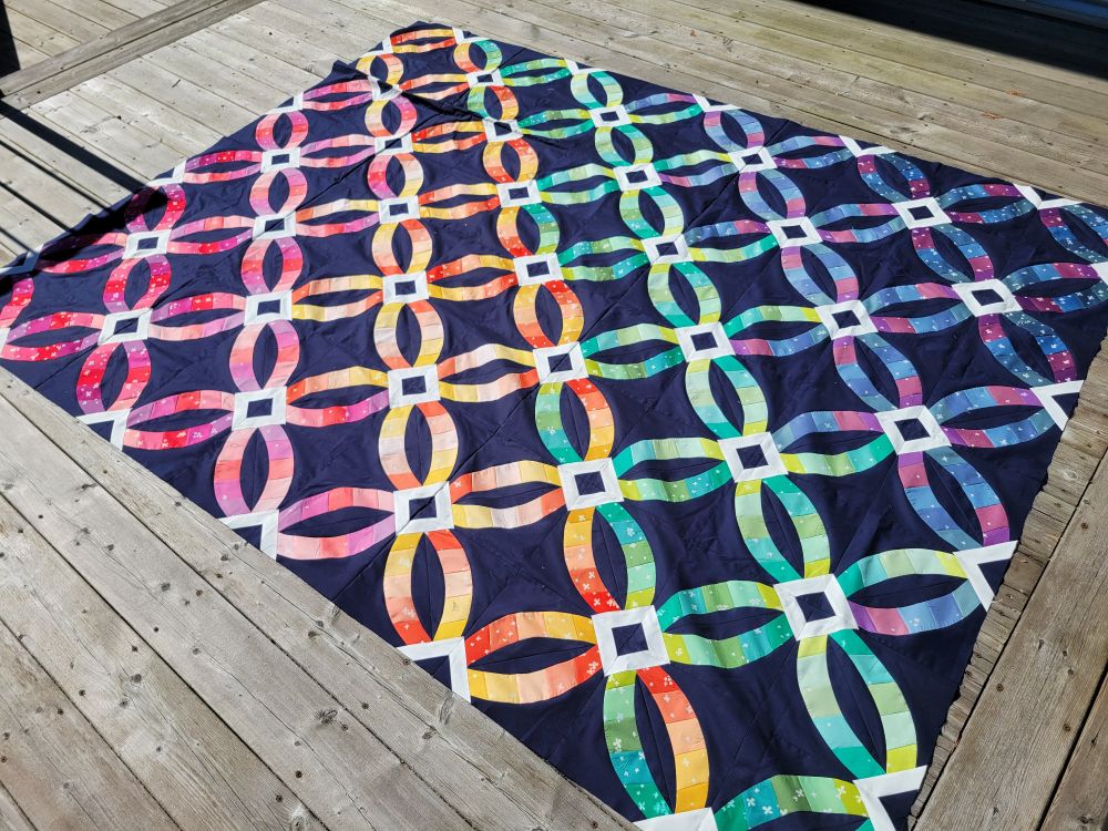 An ombré quilt with a double wedding ring pattern. 