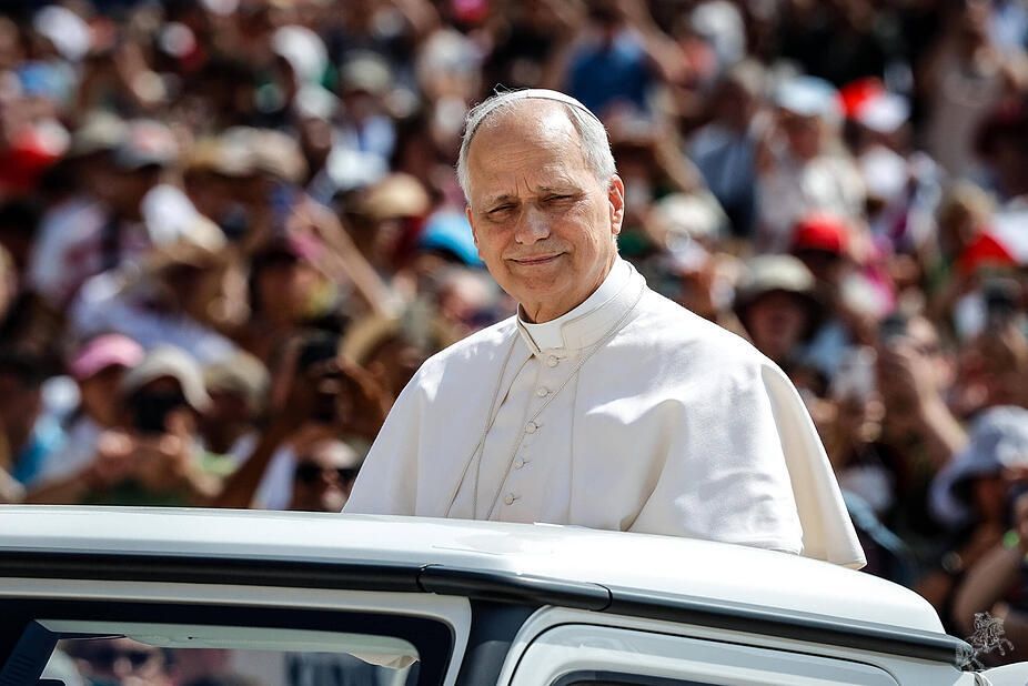 Papst Leo XIV. bei der Fahrt durch die Menschenmenge im Papamobil 