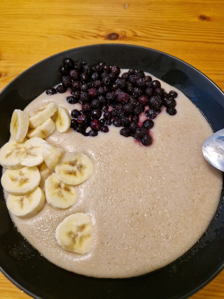 Havregrøt med blåbær og banan