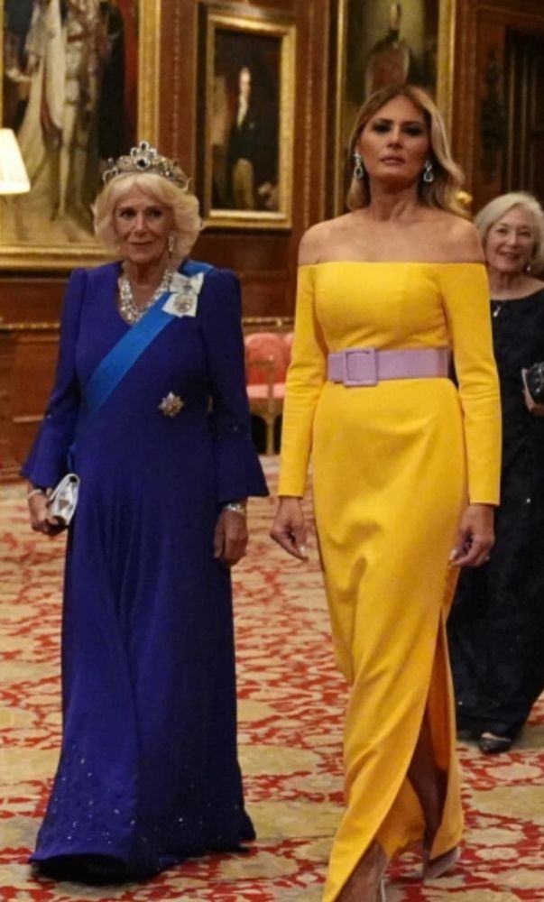 Storbritannias dronning Camilla i blå kjole og USAs førstedame Melania gul kjole ser ut som det ukrainske flagget.