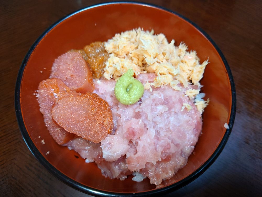 大洗で買ったマグロのネギトロ、鮭フレーク、辛子明太子。先日大洗に行った時に市場で売ってたのを冷凍しておいたネギトロがメイン。これめっちゃうまいんすよ……。これは自炊か？と思ったので、タグ外しました。