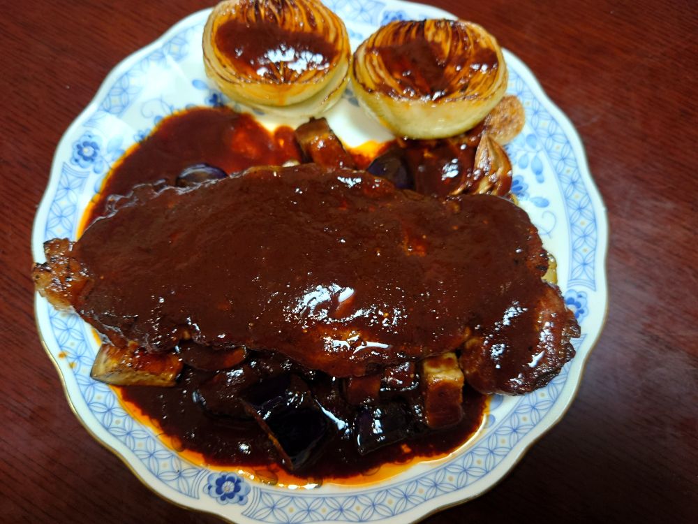 牛ステーキの他には、半割小玉葱とナスのソテー。塩胡椒しかしなくても、大変美味。
ソースはラ・フランスジャム、トマトピューレ、バルサミコ酢、赤ワインに、調整でウスターソース、塩胡椒。フルーツ系をいれると自然な甘みが出てよき。