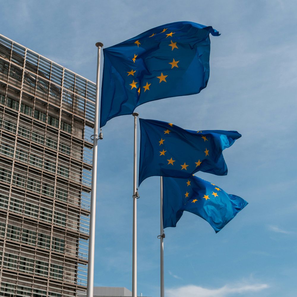 Image d'illustration - Commission européenne et drapeaux européens