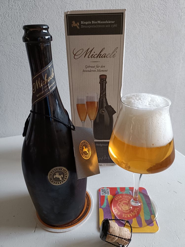 Image of a bottle of Michaeli Märzen next to a teku glass filled with the beer.