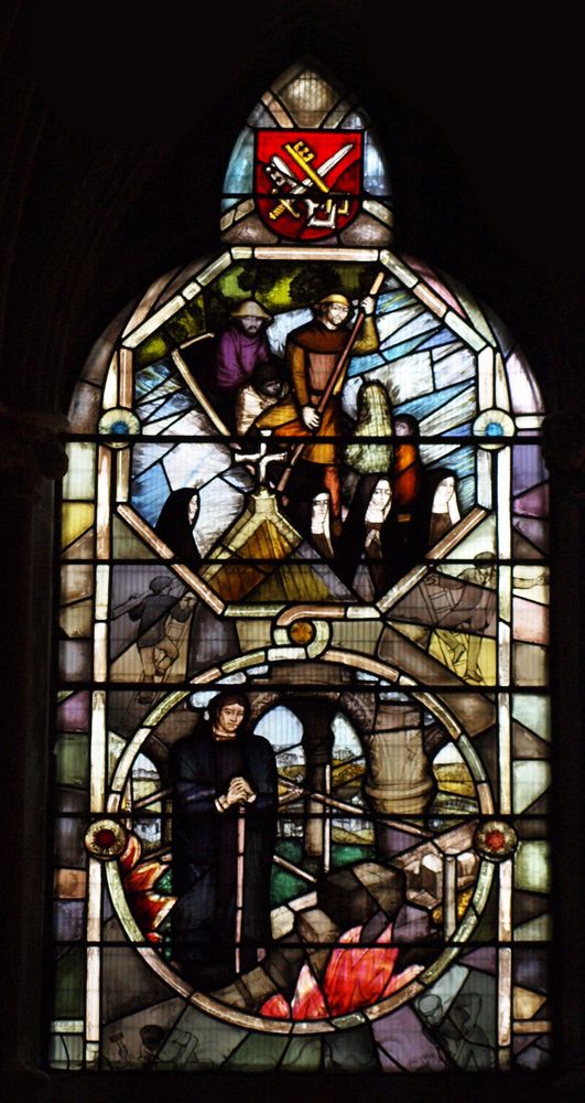 Two roundels of the 1959 window. Compare the workers depicted here with those show in the Christopher Wren window at St Lawrence Jewry in post 5 of this thread.