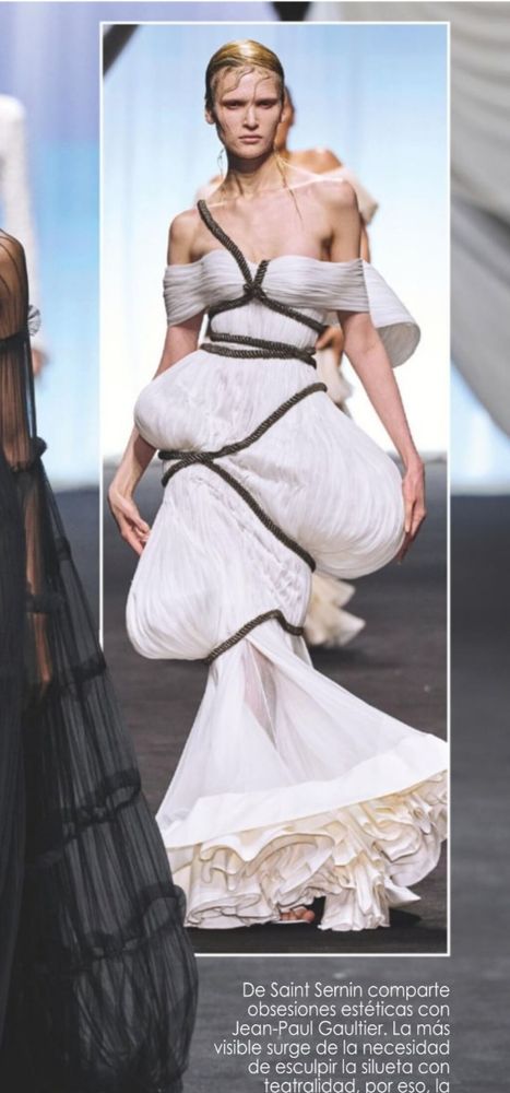 Diseño de Saint Sernin para Jean Paul Gaultier. Vestido blanco con cuerda marrón reliada aleatoriamente alrededor del cuerpo, para, se supone, "esculpir la silueta".