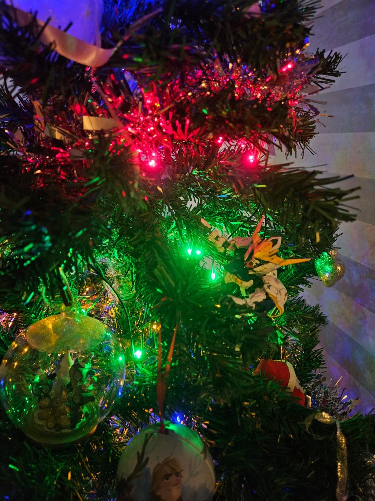 Christmas tree with gundam barbatos is in there
