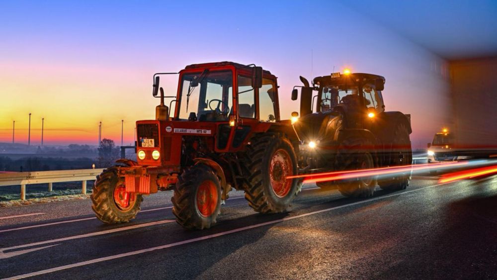 Berlin Brandenburg: B1 und B5 blockiert: Bauernproteste gehen weiter - Verletzte durch Gülle-Unfall