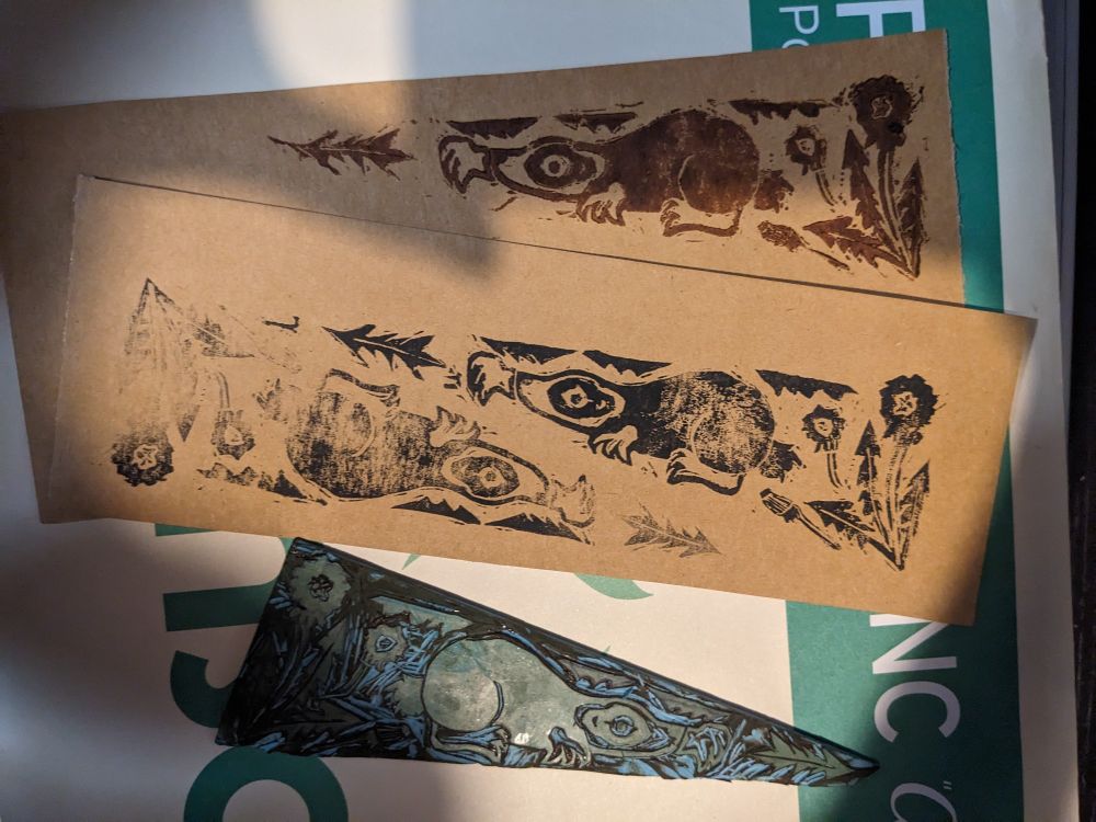 Linogravure d'un blaireau et de pissenlits
