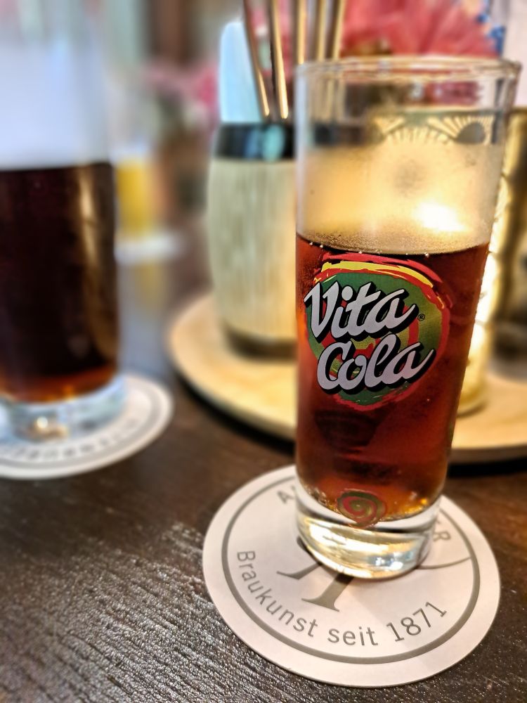 Ein Glas Vita Cola auf einem Kneipentisch.