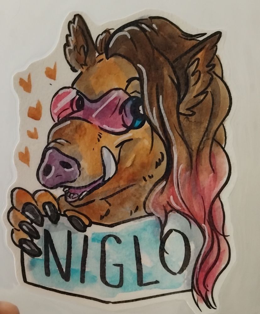 artiste : UmbreoNoctie

une photo du badge de mon fursona, il n'y a que le visage de 3/4, elle porte une visière rose et tiens une pancarte avec écrit "Niglo" dessus