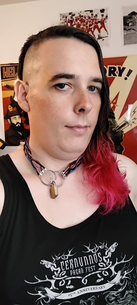 selfie ou je suis rasée sur mon sidecut et mes cheveux brun sur le côté avec les pointes en rose