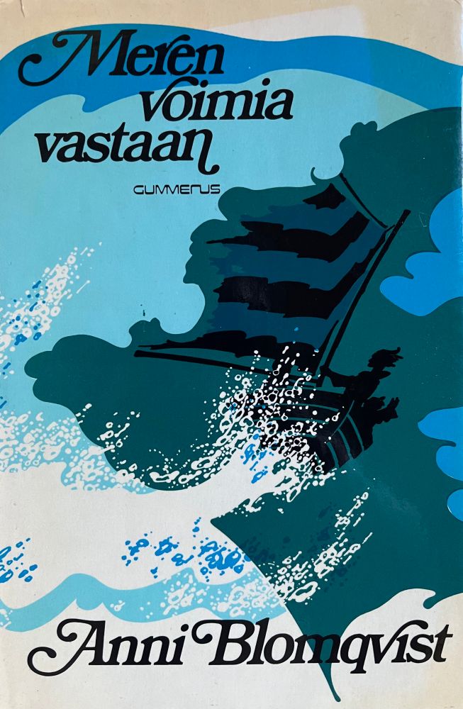 Anni Blomqvist: Meren voimia vastaan. Kustantaja Gummerus. Sinisävyisessä kannessa on piirroskuva aaltojen keskellä olevasta veneestä ja sen kyydissä olevista ihmishahmoista. 