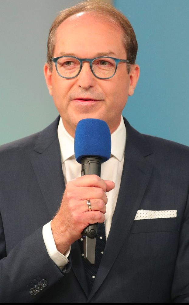 Ein Bild von Innenminister Alexander Dobrindt (CSU). Er hält ein Mikrofon in der Hand.
Quelle: https://commons.wikimedia.org/wiki/File:2023-10-08_Wahlabend_Bayern_by_Sandro_Halank%E2%80%93022.jpg#mw-jump-to-license

https://creativecommons.org/licenses/by-sa/4.0/deed.en